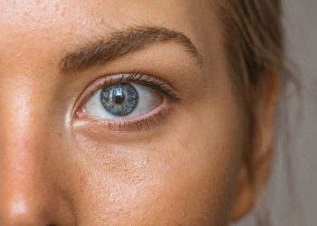 close-up photo of persons eye